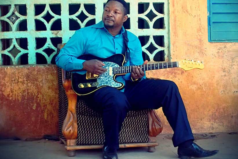 Samba Touré performing